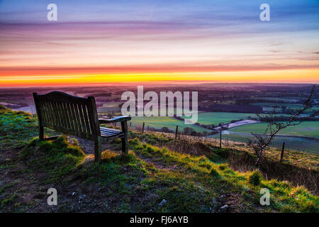 Surplombant la vallée de Pewsey dans le Wiltshire au lever du soleil. Banque D'Images