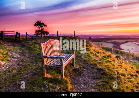 Surplombant la vallée de Pewsey dans le Wiltshire au lever du soleil. Banque D'Images