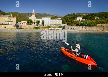 Kayak de mer près d'Erbalunga, France, Corse, Cap Corse, Erbalunga Banque D'Images