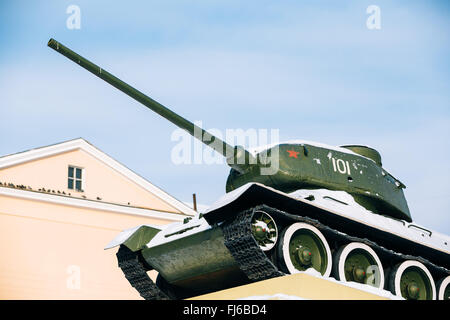 Gomel, Bélarus - 23 janvier 2016 : Ancien Soviet tank T-34 comme monument aux soldats soviétiques ont libéré Minsk. Bélarus Banque D'Images