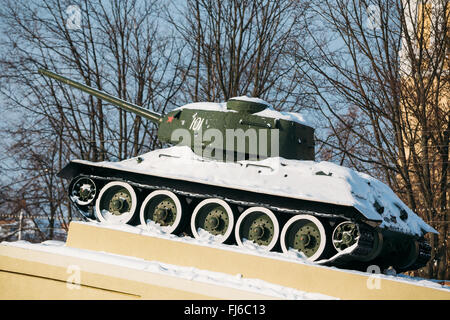 Gomel, Bélarus - 23 janvier 2016 : Ancien Soviet tank T-34 comme monument aux soldats soviétiques ont libéré Minsk. Bélarus Banque D'Images