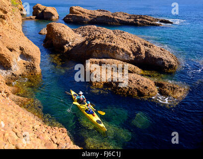 En kayak de mer côte rocheuse près du port de La Ciotat, France, Parc National des Calanques, La Ciotat Banque D'Images