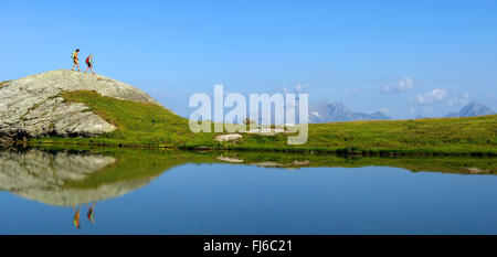 Deux randonneurs de montagne au lac des moutons, le Mont Pourri en arrière-plan, France, Savoie, parc national de la Vanoise Banque D'Images