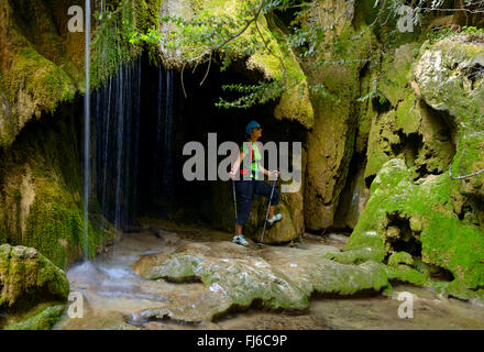 Wanderer femelle sous la cascade de St Maurin, France, Provence, Grand Canyon du Verdon Banque D'Images