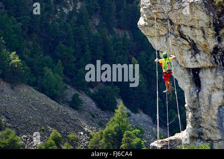 Grimpeur sur un câble métallique, via ferrata a appelé les Rois Mages, France, Savoie, Parc National de la Vanoise, Aussois Banque D'Images