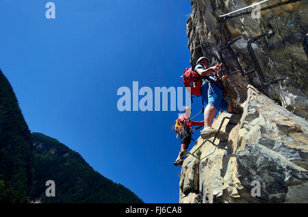 Les alpinistes Via ferrata du Diable, appelé le Pont du Diable, Aussois, Savoie, France Banque D'Images