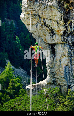 Grimpeur sur un câble métallique, via ferrata a appelé les Rois Mages, France, Savoie, Parc National de la Vanoise, Aussois Banque D'Images