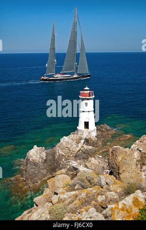 Porto Cervo, Arzachena,Sardaigne,Italie, 29/05/2015.yacht à voile le long du phare de Capo Ferro, lors d'une régate de la côte d'Émeraude. Banque D'Images