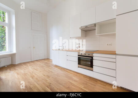 Nouvelle cuisine, frais rénové appartement, cuisine moderne blanc avec parquet / plancher Banque D'Images