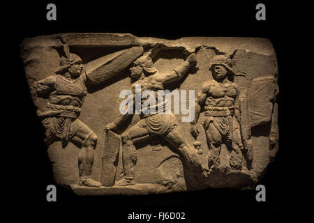 Soulagement d'un monument funéraire représentant lutte entre deux provocatores, gladiateurs dans la Rome antique, 30 av. Banque D'Images