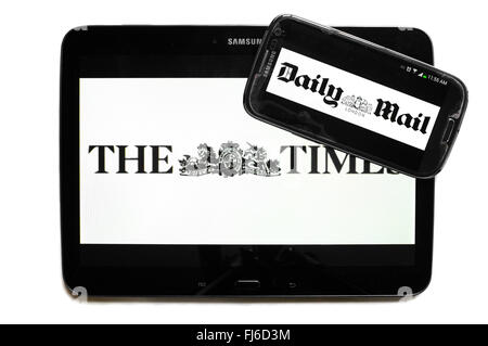 Les logos de l'époque et le Daily Mail apparaissant sur les écrans d'une tablette et un smartphone. Banque D'Images