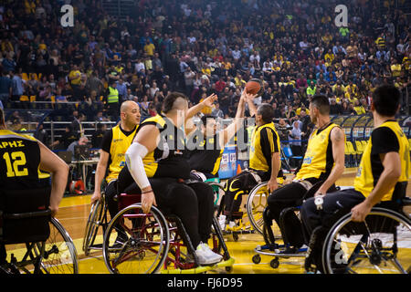 Thessalonique, Grèce. 28 février 2016. Des personnes non identifiées, jouer un match amical de basket-ball en fauteuil roulant à Nick Galis stadium Crédit : VASILIS VERVERIDIS/Alamy Live News Banque D'Images