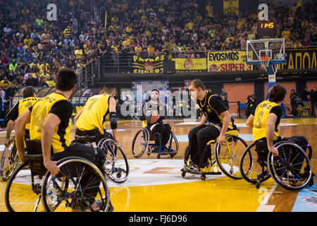 Thessalonique, Grèce. 28 février 2016. Des personnes non identifiées, jouer un match amical de basket-ball en fauteuil roulant à Nick Galis stadium Crédit : VASILIS VERVERIDIS/Alamy Live News Banque D'Images