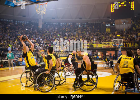 Thessalonique, Grèce. 28 février 2016. Des personnes non identifiées, jouer un match amical de basket-ball en fauteuil roulant à Nick Galis stadium Crédit : VASILIS VERVERIDIS/Alamy Live News Banque D'Images