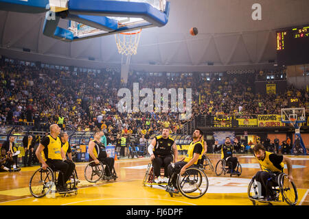 Thessalonique, Grèce. 28 février 2016. Des personnes non identifiées, jouer un match amical de basket-ball en fauteuil roulant à Nick Galis stadium Crédit : VASILIS VERVERIDIS/Alamy Live News Banque D'Images