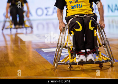 Thessalonique, Grèce. 28 février 2016. Des personnes non identifiées, jouer un match amical de basket-ball en fauteuil roulant à Nick Galis stadium Crédit : VASILIS VERVERIDIS/Alamy Live News Banque D'Images