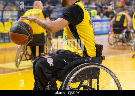 Thessalonique, Grèce. 28 février 2016. Des personnes non identifiées, jouer un match amical de basket-ball en fauteuil roulant à Nick Galis stadium Crédit : VASILIS VERVERIDIS/Alamy Live News Banque D'Images