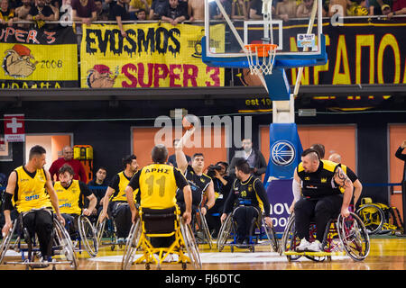 Thessalonique, Grèce. 28 février 2016. Des personnes non identifiées, jouer un match amical de basket-ball en fauteuil roulant à Nick Galis stadium Crédit : VASILIS VERVERIDIS/Alamy Live News Banque D'Images