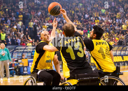 Thessalonique, Grèce. 28 février 2016. Des personnes non identifiées, jouer un match amical de basket-ball en fauteuil roulant à Nick Galis stadium Crédit : VASILIS VERVERIDIS/Alamy Live News Banque D'Images