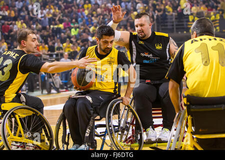 Thessalonique, Grèce. 28 février 2016. Des personnes non identifiées, jouer un match amical de basket-ball en fauteuil roulant à Nick Galis stadium Crédit : VASILIS VERVERIDIS/Alamy Live News Banque D'Images