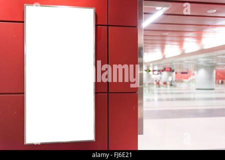 Panneau à l'intérieur du bâtiment blanc vide Banque D'Images