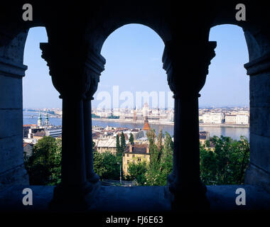 Vue sur la ville à partir du Bastion des Pêcheurs, la colline du Château, le quartier du château, quartier de Buda, à Budapest, Hongrie Banque D'Images