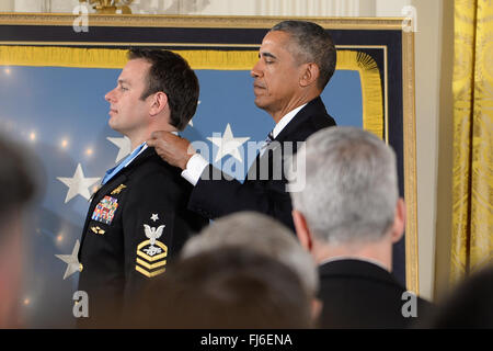 Washington, District de Columbia, Etats-Unis. Feb 29, 2016. 2/29/16 La Maison Blanche - Washington DC.Le Président Barack Obama awards la Médaille de l'honneur de Chef Opérateur de guerre spécial Edward Byers, Marine américaine. Il a reçu pour ses actions courageuses, en tant que partie d'une équipe qui a secouru un civil américain retenus en otage en Afghanistan les 8 et 9 décembre 2012. Photos par : - ImageCatcher Nouveautés © Christy Bowe/Globe Photos/ZUMA/Alamy Fil Live News Banque D'Images