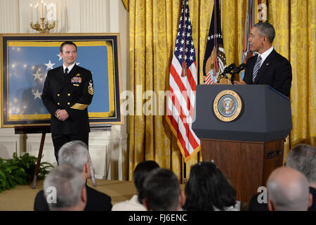 Washington, District de Columbia, Etats-Unis. Feb 29, 2016. 2/29/16 La Maison Blanche - Washington DC.Le Président Barack Obama awards la Médaille de l'honneur de Chef Opérateur de guerre spécial Edward Byers, Marine américaine. Il a reçu pour ses actions courageuses, en tant que partie d'une équipe qui a secouru un civil américain retenus en otage en Afghanistan les 8 et 9 décembre 2012. Photos par : - ImageCatcher Nouveautés © Christy Bowe/Globe Photos/ZUMA/Alamy Fil Live News Banque D'Images