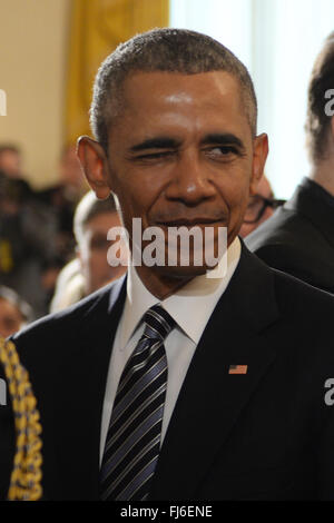 Washington, District de Columbia, Etats-Unis. Feb 29, 2016. 2/29/16 La Maison Blanche - Washington DC.Le Président Barack Obama awards la Médaille de l'honneur de Chef Opérateur de guerre spécial Edward Byers, Marine américaine. Il a reçu pour ses actions courageuses, en tant que partie d'une équipe qui a secouru un civil américain retenus en otage en Afghanistan les 8 et 9 décembre 2012. Tout en laissant l'East Room, le président Obama fait un clin d'œil à un Navy Seal assis dans l'auditoire. Photos par : - ImageCatcher Nouveautés © Christy Bowe/Globe Photos/ZUMA/Alamy Fil Live News Banque D'Images