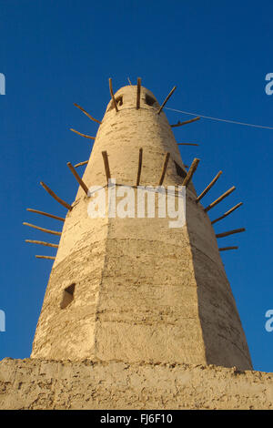 Dakhla Oasis, minaret de la ville médiévale de al-Qasr, Egypte Banque D'Images