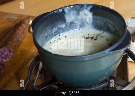 Alpine maison fondue au fromage des montagnes du Jura France Banque D'Images