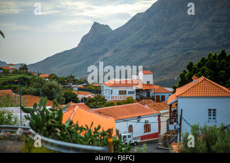 Fataga, Gran Canaria island, Espagne - Décembre 08, 2015 : les maisons traditionnelles des Canaries dans village touristique Fataga sur le par Banque D'Images