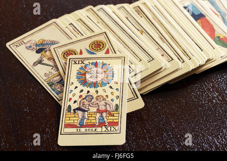 Ancien jeu de cartes de tarot picturale Banque D'Images