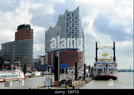 Hambourg, Allemagne - à aubes Mississippi Queen, Elbe Philharmonic et du Centre du commerce hanséatique. Banque D'Images