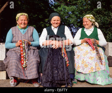 Smiling women in traditional dress dans Parc de la Ville (Városliget), Quartier Zugló, Budapest, Hongrie Banque D'Images