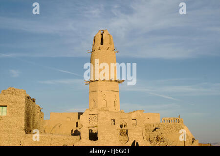 Dakhla Oasis, minaret de la ville médiévale de al-Qasr, Egypte Banque D'Images