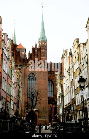 Gdansk, Pologne. Feb 29, 2016. Saint Mary's dans la vieille ville de Gdansk est probablement la plus grande église en brique dans le monde. La banque d'intérieur prend en charge Windows 37, plus de 300 pierres tombales et 31 chapelles. Il peut contenir jusqu'à 25 000 personnes, ce qui était utile au cours de la période de la loi martiale entre 1981 et 1983, lorsque les membres du mouvement de solidarité ont trouvé refuge ici. L'église est accessible par 7 portes avec des noms intrigants comme la porte du maroquinier. © Anna Ferensowicz/ Pacific Press/Alamy Live News Banque D'Images