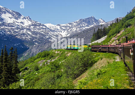 White Pass & Yukon Route Railroad se dirige vers le col blanc Banque D'Images