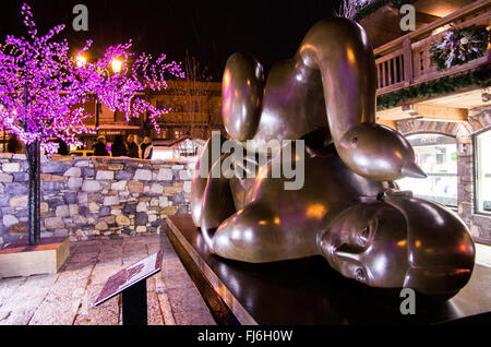 COURCHEVEL, FRANCE-jan.09 : sculpture de l'artiste colombien Botero est affiché dans la rue le 9 janvier 2011 à courch Banque D'Images