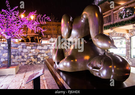 COURCHEVEL, FRANCE-jan.09 : sculpture de l'artiste colombien Botero est affiché dans la rue le 9 janvier 2011 à courch Banque D'Images