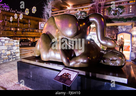 COURCHEVEL, FRANCE-jan.09 : sculpture de l'artiste colombien Botero est affiché dans la rue le 9 janvier 2011 à courch Banque D'Images