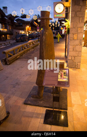 COURCHEVEL, FRANCE - Jan 09, 2011 :'la contemplation au sommet" est une exposition à ciel ouvert de la sculpture, ici le 'grand penseur" de Au Banque D'Images