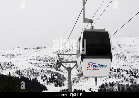 COURCHEVEL, FRANCE-jan.09 : gondoles lieu les pentes de la station de ski trois alain123 le 9 janvier 2011 à Courchevel, F Banque D'Images