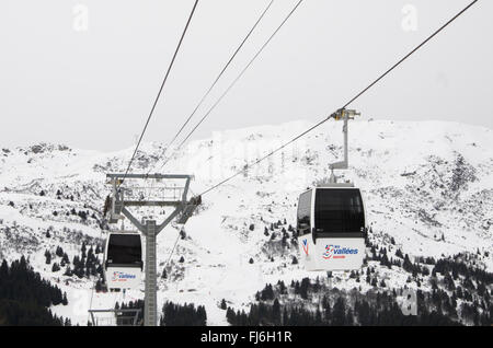 COURCHEVEL, FRANCE-jan.09 : gondoles lieu les pentes de la station de ski trois alain123 le 9 janvier 2011 à Courchevel, F Banque D'Images