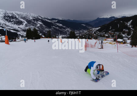 Jeune preparee pour descendre les pentes de la vallée de Courchevel. Visages méconnaissables. Banque D'Images