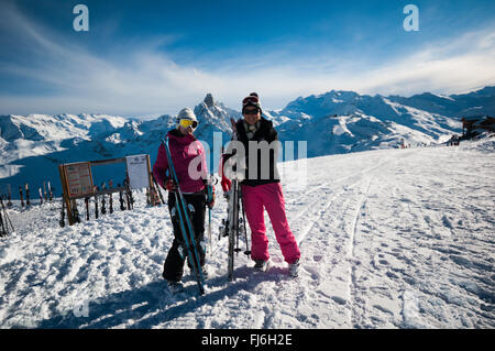 MERIBEL, FRANCE - Jan 10, 2011 : profitez d'une journée ensoleillée à la Saulire ski station de ski,le 10 janvier 2011 à Meribel, France Banque D'Images