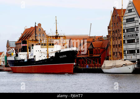 Gdansk, Pologne. Feb 29, 2016. Deux bateaux sont vus flottant dans la Vistule morte, une rivière, l'une des branches de la Vistule, qui coule à travers la ville de Gda ?sk dans le nord de la Pologne. © Anna Ferensowicz/ Pacific Press/Alamy Live News Banque D'Images