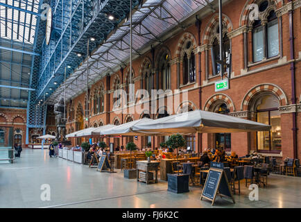 MI  + moi au restaurant de la gare internationale St Pancras, London, England, UK Banque D'Images