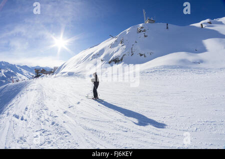 MERIBEL, FRANCE - Jan 10, 2011 : profitez d'une journée ensoleillée à la Saulire station de ski,le 10 janvier 2011 à Meribel, France. Le sk Banque D'Images