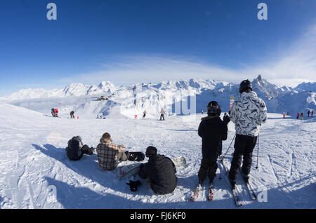 MERIBEL, FRANCE - Jan 10, 2011 : profitez d'une journée ensoleillée à la Saulire station de ski,le 10 janvier 2011 à Meribel, France. Le sk Banque D'Images